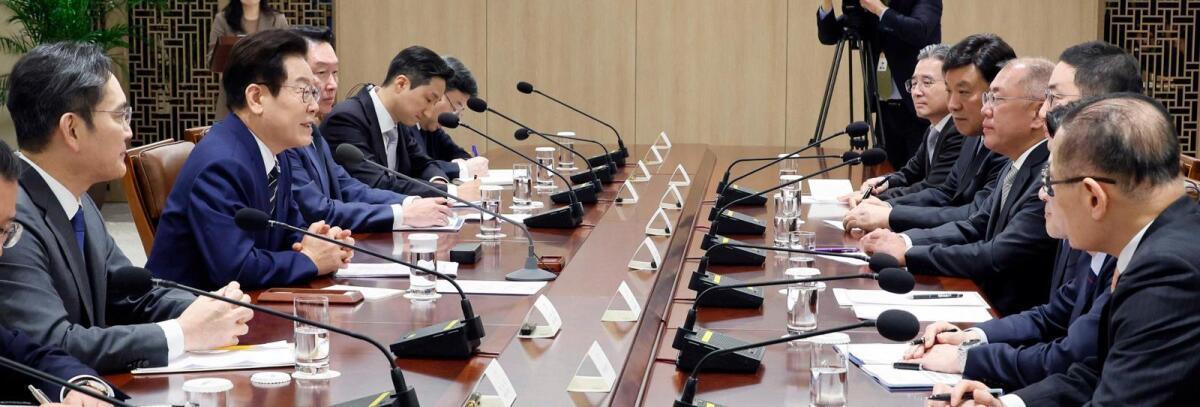 Lee urges executives to expand investment and jobs