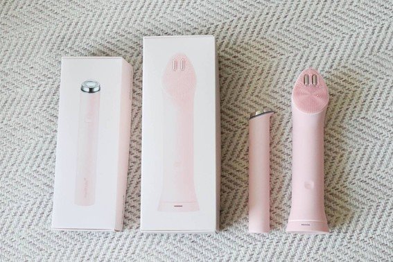 "Medicube AGR Booster Vibration Cleanser" that cleanses, manages contours, and finishes all at once