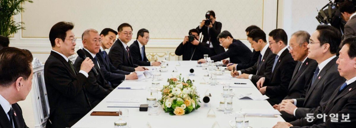 Lee urges major firms to grow jobs, investment