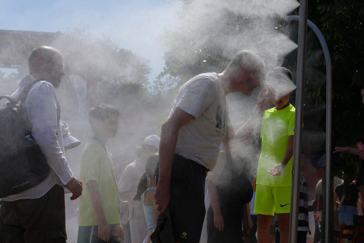Early heat wave sweeps Western Europe