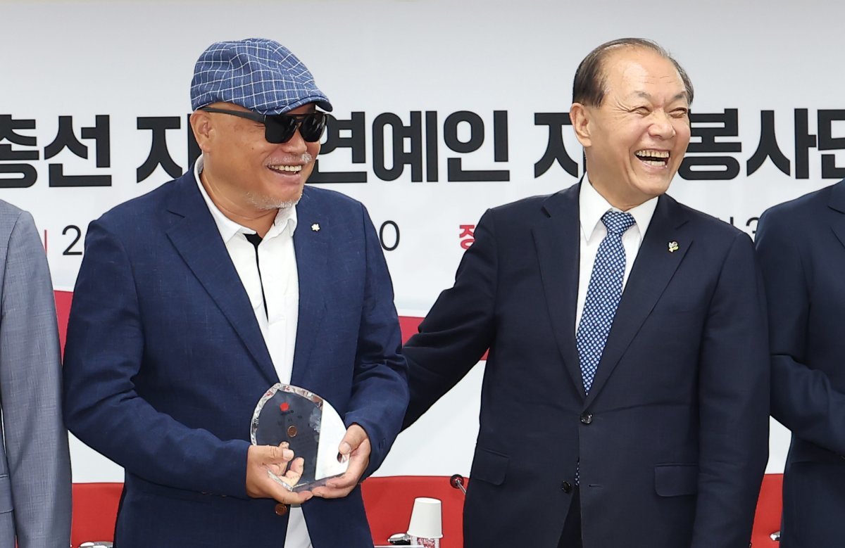 Kim Heung-guk, who obtained a plaque of appreciation, mentioned, “Han Dong-hoon ought to be delivered to the nationwide meeting.”