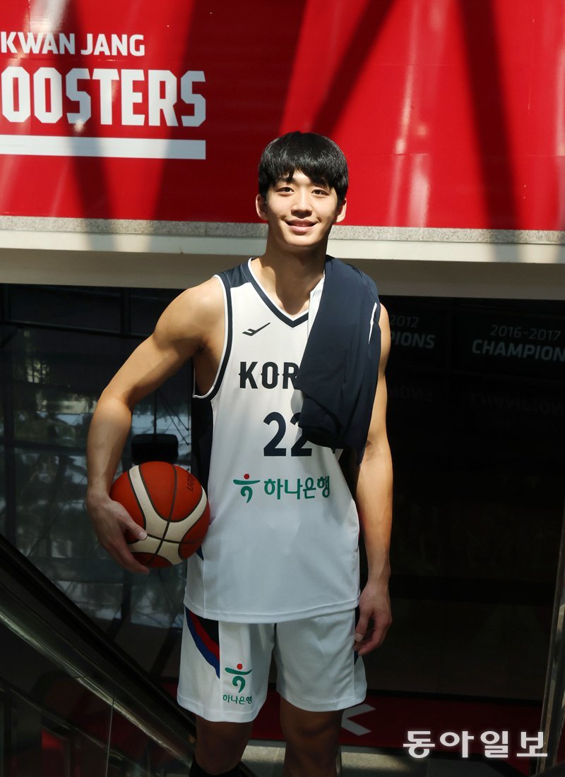 덩크를 시도하는 여준석