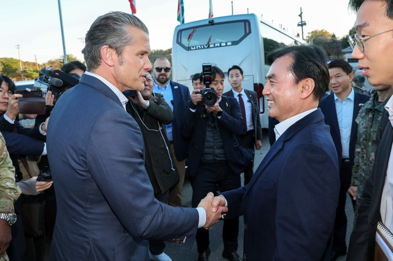 JSA에서 악수하는 안규백-헤그세스 장관