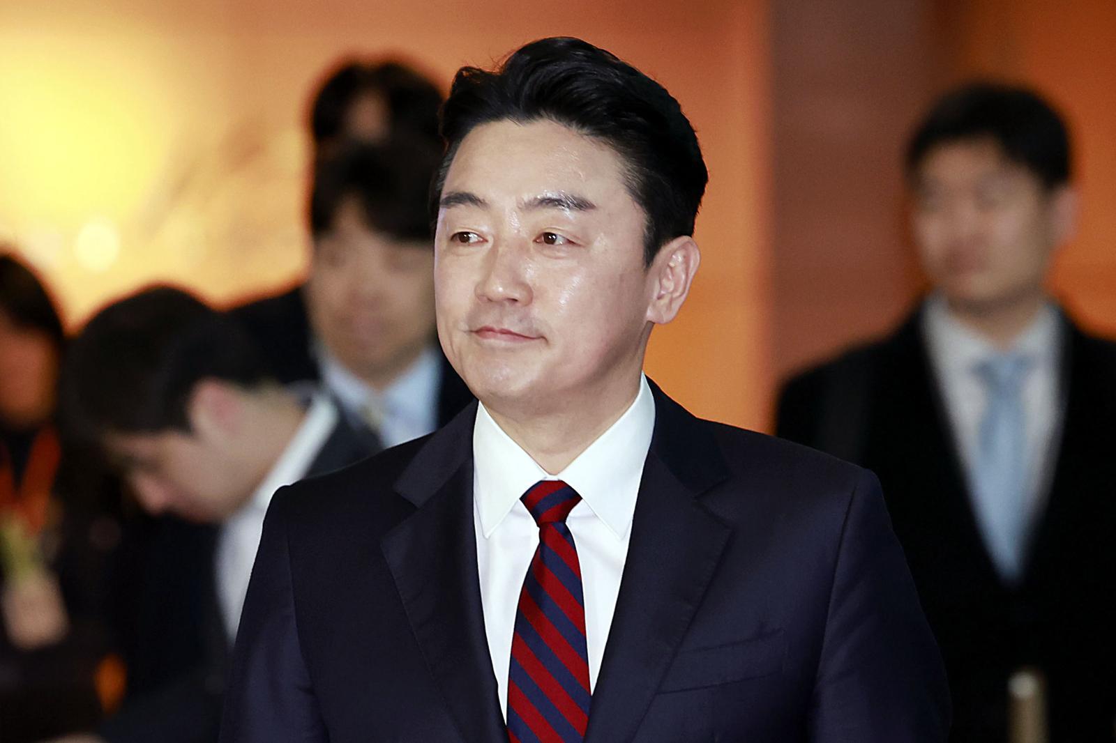 K방산 전략 논의를 위한 회의 장면