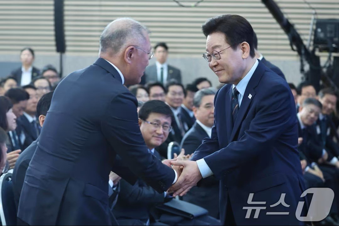새만금 투자협약식 현장에서 악수하는 이재명 대통령과 정의선 현대차그룹 회장