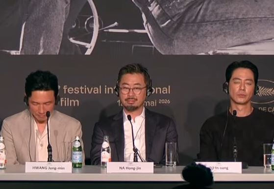 칸 영화제 영화 호프 공식 기자회견에 참석한 조인성 관련 이미지